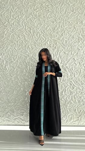 عباية كوبرا مطرزة س– تصميم نص كلوش بأكمام سترتش