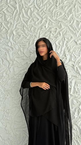 عباية شيفون مبطّنة ببلاك بيري – بأكمام سترتش أنيق