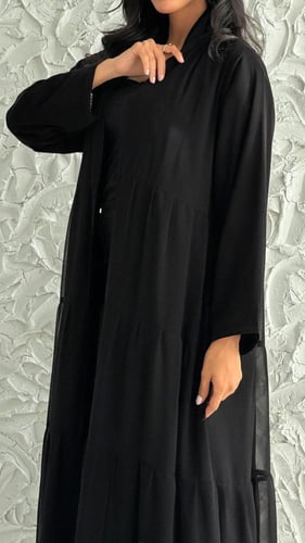 عباية طبقات شيفون مبطّنة – فخامة انسيابية