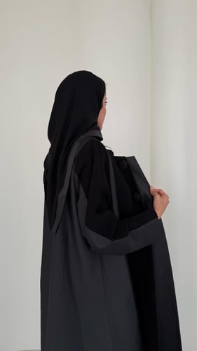 عباية نص كلوش بالأكتاف الإسفنجية – قماش تفته وكوبر...