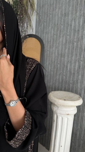 عباية إنترنت مطرزة نص كلوش بتطريز جانبي زيتي وأكما...