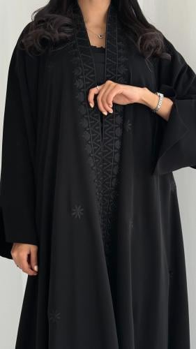 عباية كوبرا مطرزة دبل كلوش– فخامة تروى بخيوط الأنا...