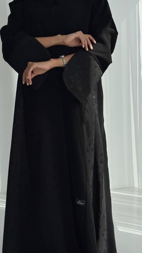 عباية كريب ملكي وجاكار – أناقة التفاصيل الراقية