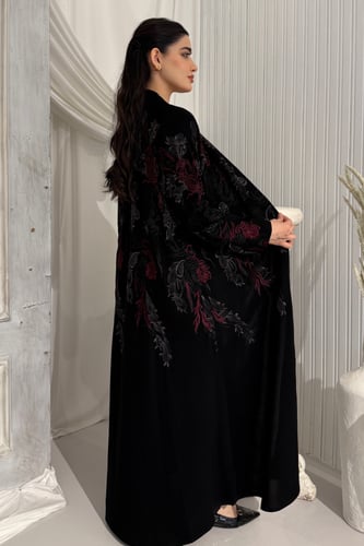 عباية سوداء كوبرا مطرزة مع كرستالات لامعة