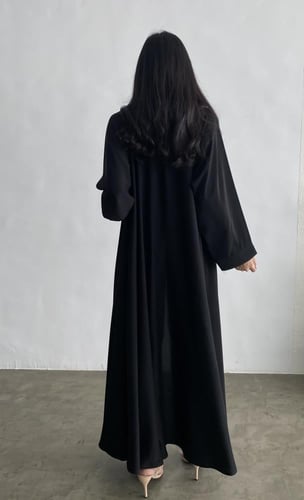 عباية كريب نواعم اسود بتصميم دبل كلوش