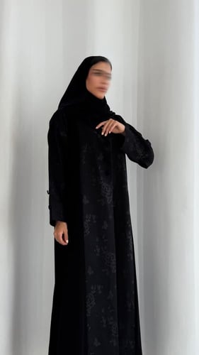 عباية كريب ملكي بتفاصيل جاكار – فخامة بنعومة الإطل...