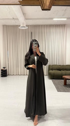 عباية السهم الذهبي زيتي – انسيابية وأناقة في تصميم...