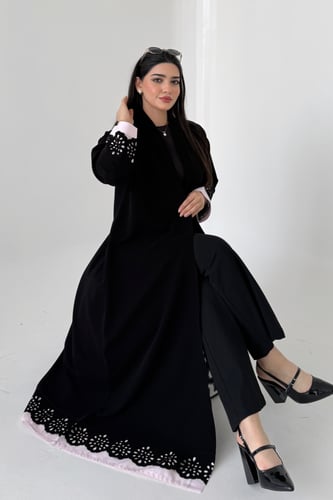 عباية سرميك سوداء بتدخيل وردي – نص كلوش