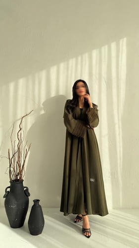 عباية كتان دبل كلوش باللون الزيتي – فخامة التصميم...