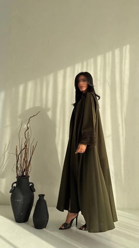 عباية كتان دبل كلوش باللون الزيتي – فخامة التصميم...