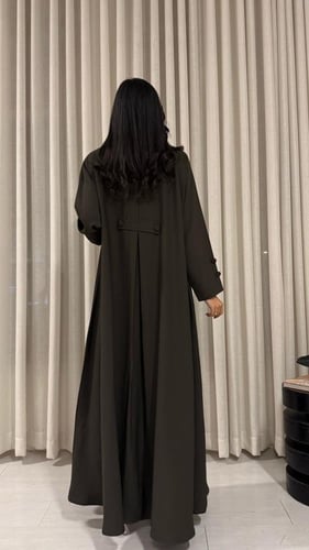 عباية السهم الذهبي زيتي – انسيابية وأناقة في تصميم...