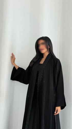 عباية كوبرا مطرزة دبل كلوش– فخامة تروى بخيوط الأنا...