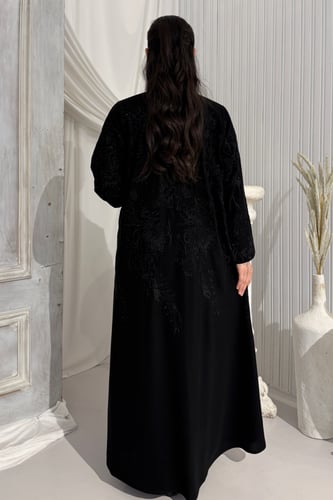 عباية سوداء كوبرا مطرزة اسود مع كرستالات لامعة