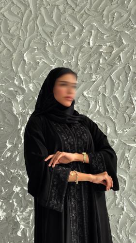 عباية ملكية مطرّزة – قماش كوري فاخر بقصّة دبل كلوش