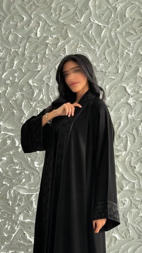 عباية ملكية مطرّزة – قماش كوري فاخر بقصّة دبل كلوش