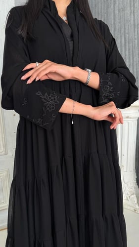 عباية شيفون مبطن بتطريز الأطراف اسود– قصة كلوش راق...