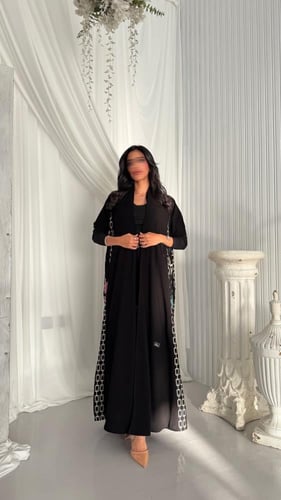 عباية ملكية كورية مطرزة من الجوانب ملون والاكمام س...