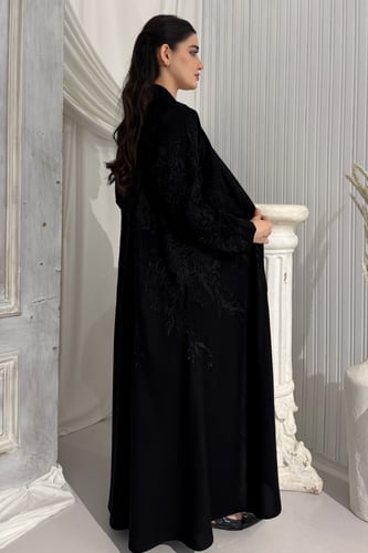 عباية سوداء كوبرا مطرزة اسود مع كرستالات لامعة