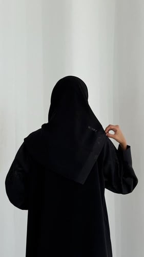 عباية كريب ملكي بتفاصيل جاكار – فخامة بنعومة الإطل...