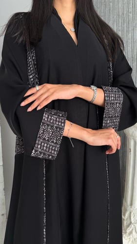 عباية إنترنت مطرزة نص كلوش بتطريز جانبي اسود وأكما...