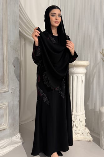 عباية سوداء كوبرا مطرزة مع كرستالات لامعة