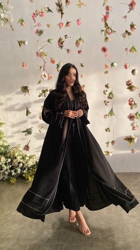 عباية كتان بقياطين أبيض وأسود دبل كلوش مع إمكانية...