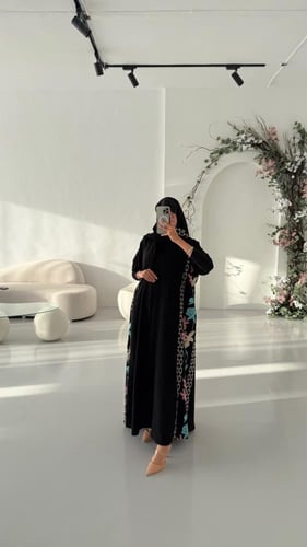 عباية ملكية كورية مطرزة من الجوانب ملون والاكمام س...