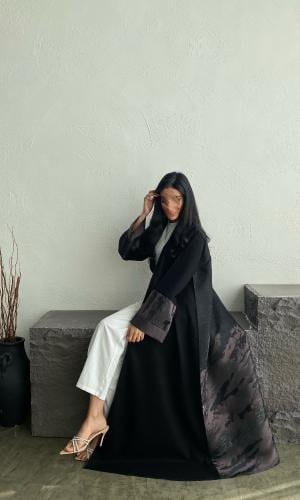عباية سوداء بقماش كتان أمام والاكمام والخلف قماش ت...