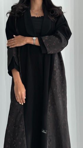 عباية كريب ملكي وجاكار – أناقة التفاصيل الراقية