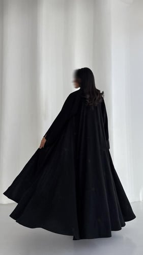 عباية كوبرا مطرزة دبل كلوش– فخامة تروى بخيوط الأنا...