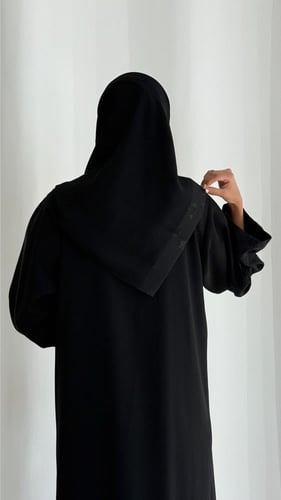 عباية كوبرا بتفاصيل جاكار – توازن الفخامة والرقي