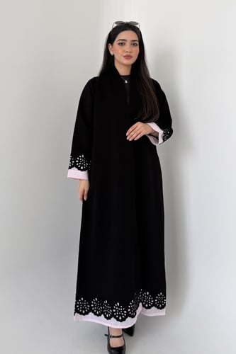 عباية سرميك سوداء بتدخيل وردي – نص كلوش