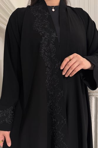 عباية بقماش كوبرا وقصة نص كلوش تطريز اسود