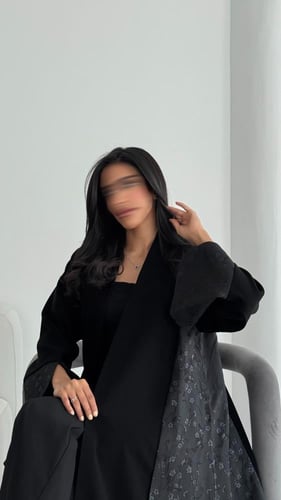 عباية كريب ملكي وجاكار – أناقة التفاصيل الراقية