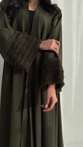 عباية كتان دبل كلوش باللون الزيتي – فخامة التصميم...