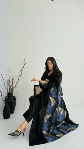 عباية كتان ومن الجوانب قماش ورقتز هندي مشجر باللون...