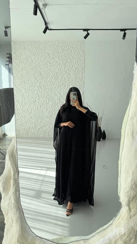 عباية شيفون مبطّنة ببلاك بيري – بأكمام سترتش أنيق