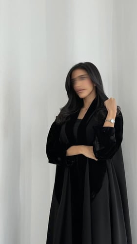 عباية كتان بتدخيلات مخمل – أناقة تهمس بالفخامة