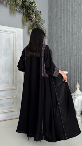 عباية إنترنت مطرزة نص كلوش بتطريز جانبي اسود وأكما...