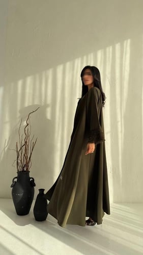 عباية كتان دبل كلوش باللون الزيتي – فخامة التصميم...