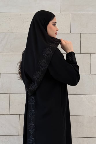 عباية كوبرا فاخرة بتطريز خلفي وكِسرة مميزة اسود –...