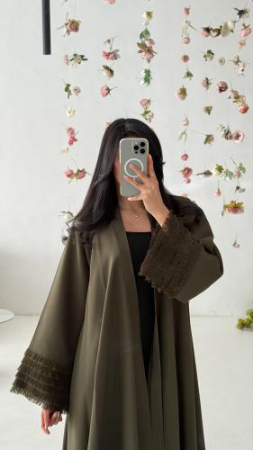 عباية كتان دبل كلوش باللون الزيتي – فخامة التصميم...