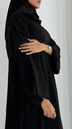 عباية كوبرا مطرزة دبل كلوش– فخامة تروى بخيوط الأنا...