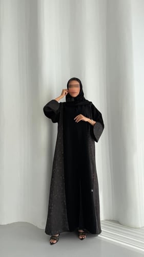 عباية كريب ملكي وجاكار ب – أناقة التفاصيل الراقية