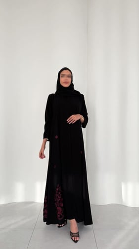 عباية كلوش ملكي كوري مطرزة عنابي