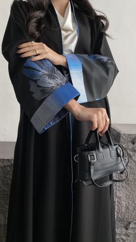 عباية كتان بنص كلوش مع خلفية تفته لامعة – تصميم عص...