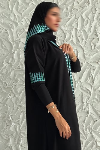 عباية كوبرا مطرزة س– تصميم نص كلوش بأكمام سترتش