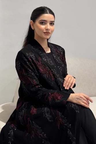 عباية سوداء كوبرا مطرزة مع كرستالات لامعة