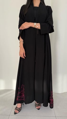 عباية كلوش ملكي كوري مطرزة عنابي