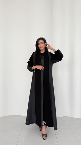 عباية نص كلوش بالأكتاف الإسفنجية – قماش تفته وكوبر...